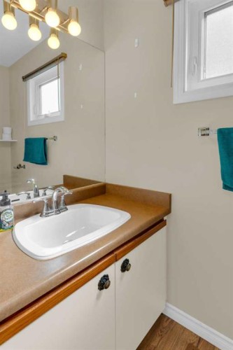2537 9 Avenue Se, Calgary, AB - Indoor Photo Showing Bathroom