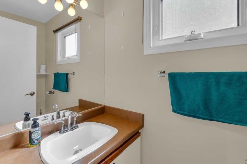 2537 9 Avenue Se, Calgary, AB - Indoor Photo Showing Bathroom