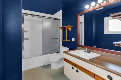 2537 9 Avenue Se, Calgary, AB - Indoor Photo Showing Bathroom