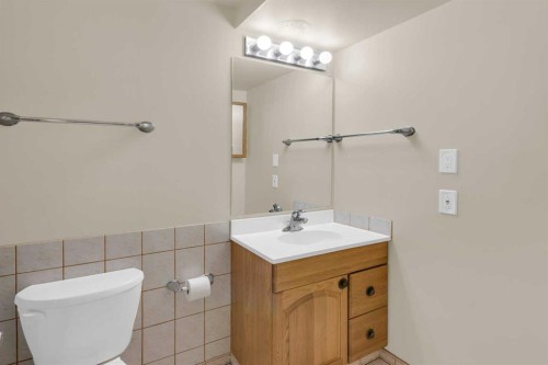 2537 9 Avenue Se, Calgary, AB - Indoor Photo Showing Bathroom