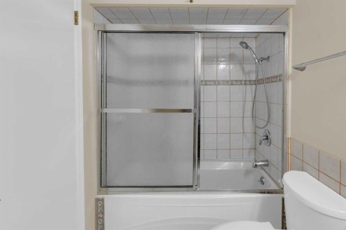 2537 9 Avenue Se, Calgary, AB - Indoor Photo Showing Bathroom