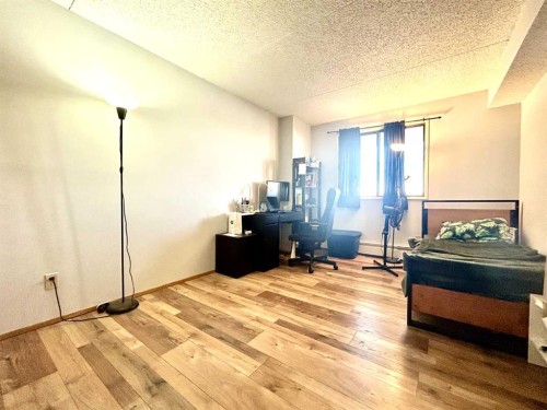 806-5204 Dalton Drive Nw, Calgary, AB - Indoor Photo Showing Bedroom