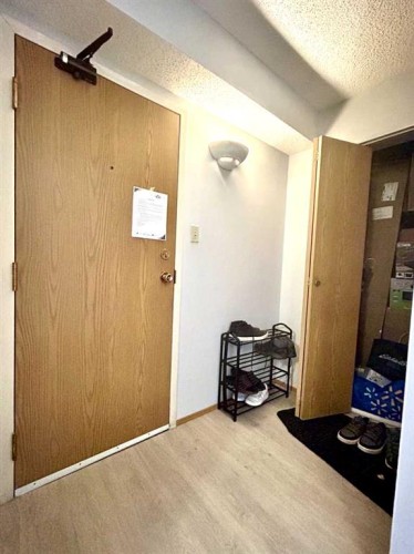 806-5204 Dalton Drive Nw, Calgary, AB - Indoor Photo Showing Other Room