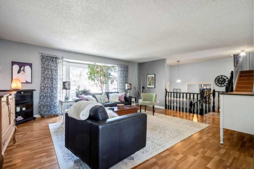 13 Maplewood Estates, Strathmore, AB - Indoor Photo Showing Living Room