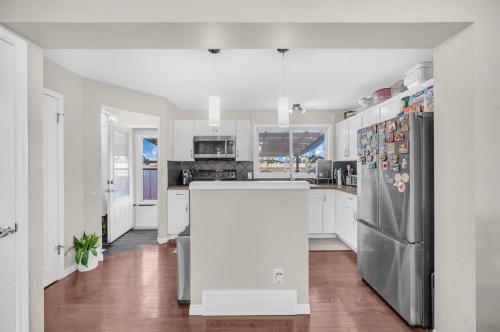 207 Elgin Meadows Gardens Se, Calgary, AB - Indoor Photo Showing Kitchen