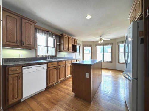 59 Edgebrook Circle Nw, Calgary, AB - Indoor Photo Showing Kitchen