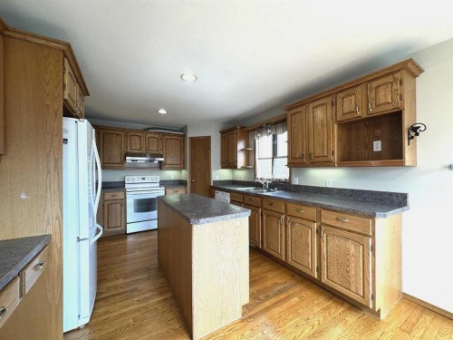 59 Edgebrook Circle Nw, Calgary, AB - Indoor Photo Showing Kitchen With Double Sink