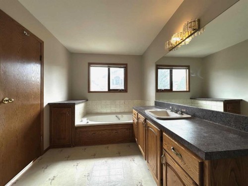 59 Edgebrook Circle Nw, Calgary, AB - Indoor Photo Showing Bathroom