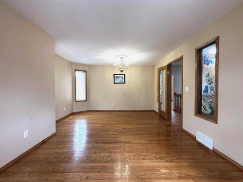 59 Edgebrook Circle Nw, Calgary, AB - Indoor Photo Showing Other Room