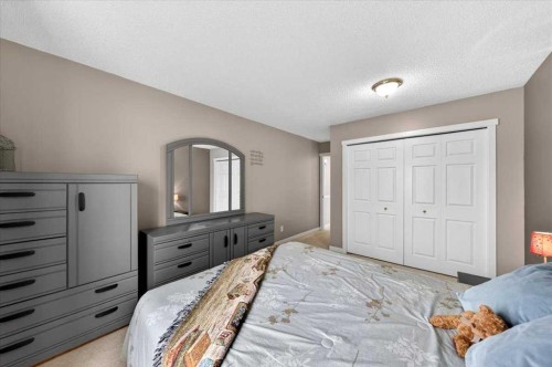 127 Hidden Ranch Terrace Nw, Calgary, AB - Indoor Photo Showing Bedroom