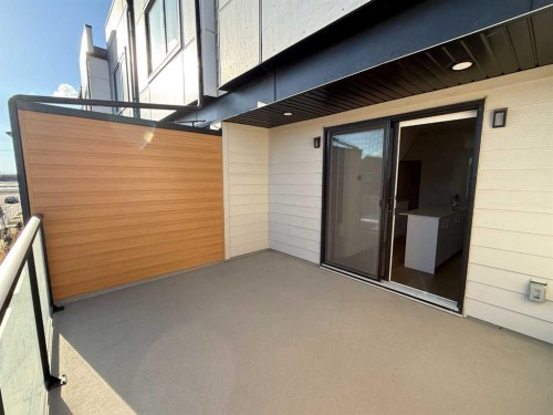 8528 21 Avenue Se, Calgary, AB - Indoor Photo Showing Other Room