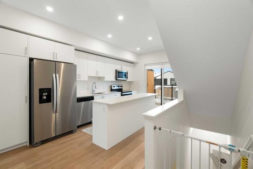 8528 21 Avenue Se, Calgary, AB - Indoor