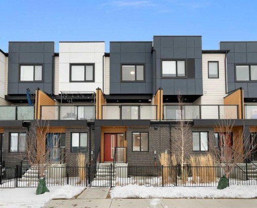 8528 21 Avenue Se, Calgary, AB - Indoor Photo Showing Other Room