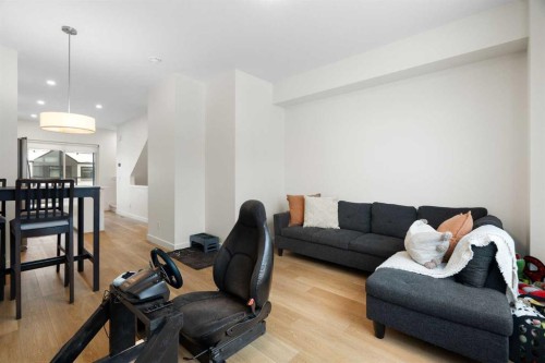 8528 21 Avenue Se, Calgary, AB - Indoor Photo Showing Living Room