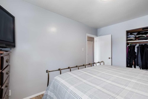 2021 38 Street Se, Calgary, AB - Indoor Photo Showing Bedroom