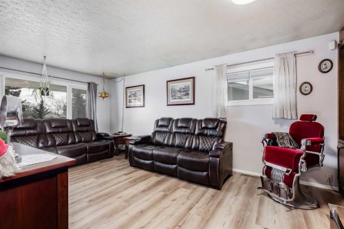 2021 38 Street Se, Calgary, AB - Indoor Photo Showing Living Room