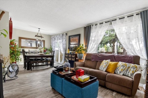 256 Callingwood Place Nw, Edmonton, AB - Indoor Photo Showing Living Room