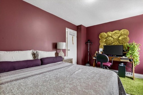 256 Callingwood Place Nw, Edmonton, AB - Indoor Photo Showing Bedroom
