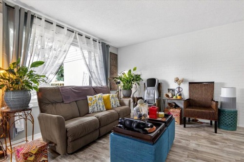 256 Callingwood Place Nw, Edmonton, AB - Indoor Photo Showing Living Room