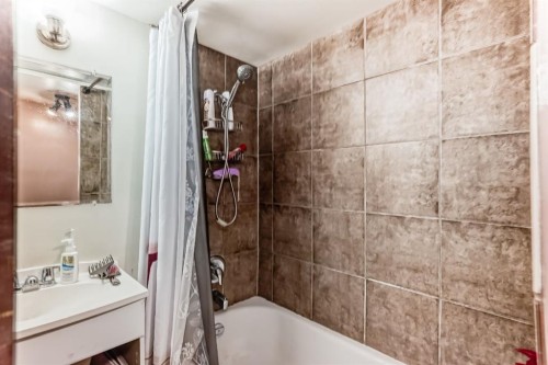 129 Dovertree Place Se, Calgary, AB - Indoor Photo Showing Bathroom