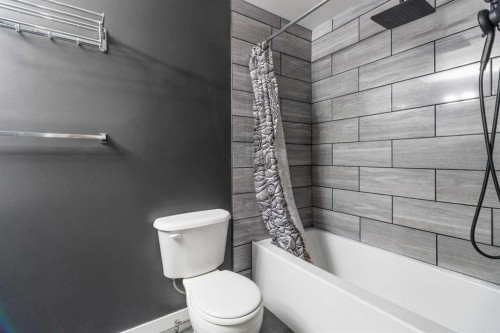 92 Erin Woods Drive Se, Calgary, AB - Indoor Photo Showing Bathroom