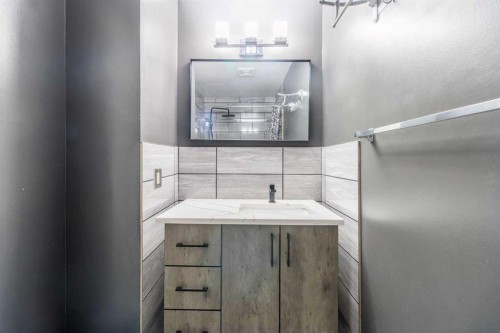 92 Erin Woods Drive Se, Calgary, AB - Indoor Photo Showing Bathroom