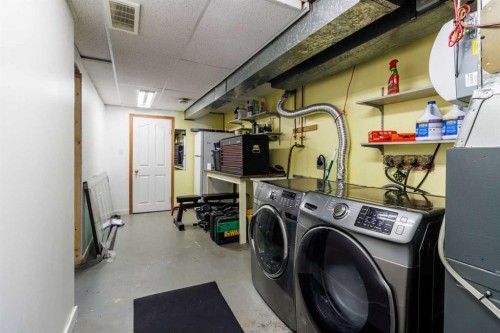 92 Erin Woods Drive Se, Calgary, AB - Indoor Photo Showing Laundry Room