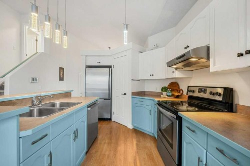 195 Somerglen Common Sw, Calgary, AB - Indoor Photo Showing Kitchen With Double Sink With Upgraded Kitchen