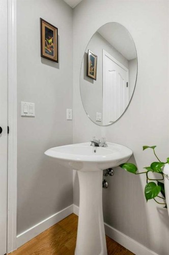 195 Somerglen Common Sw, Calgary, AB - Indoor Photo Showing Bathroom
