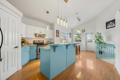 195 Somerglen Common Sw, Calgary, AB - Indoor Photo Showing Kitchen With Upgraded Kitchen