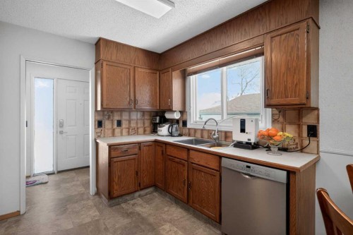 116 Templemont Circle Ne, Calgary, AB - Indoor Photo Showing Kitchen With Double Sink