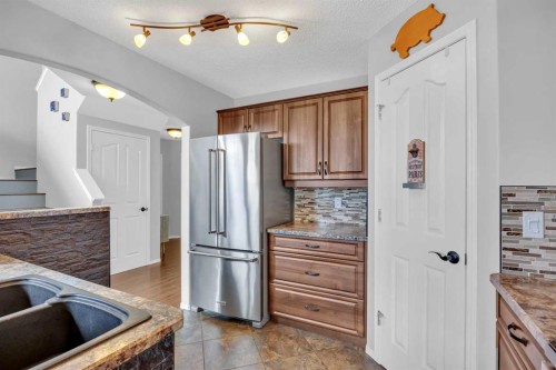 266 Cougarstone Circle Sw, Calgary, AB - Indoor Photo Showing Kitchen