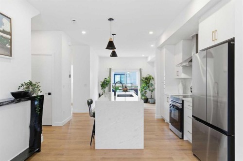 35-903 Mahogany Boulevard Se, Calgary, AB - Indoor Photo Showing Kitchen With Upgraded Kitchen