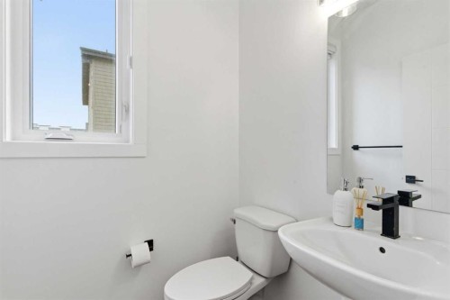 35-903 Mahogany Boulevard Se, Calgary, AB - Indoor Photo Showing Bathroom