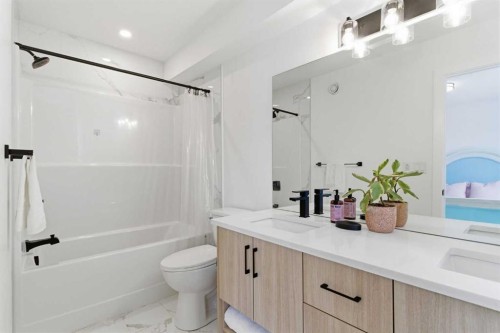 35-903 Mahogany Boulevard Se, Calgary, AB - Indoor Photo Showing Bathroom