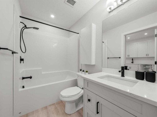 4309-200 Seton Circle Se, Calgary, AB - Indoor Photo Showing Bathroom