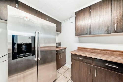 404 Acacia Drive Se, Airdrie, AB - Indoor Photo Showing Kitchen
