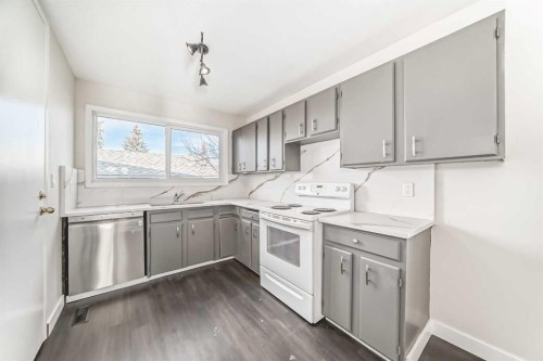 404 Acacia Drive Se, Airdrie, AB - Indoor Photo Showing Kitchen