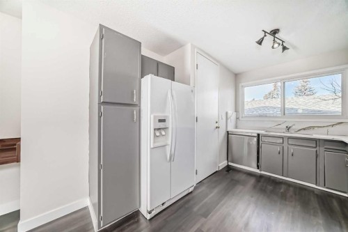404 Acacia Drive Se, Airdrie, AB - Indoor Photo Showing Kitchen