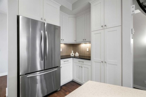 2427 22A Street Nw, Calgary, AB - Indoor Photo Showing Kitchen