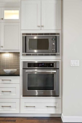 2427 22A Street Nw, Calgary, AB - Indoor Photo Showing Kitchen With Upgraded Kitchen