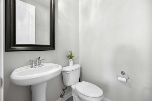 2427 22A Street Nw, Calgary, AB - Indoor Photo Showing Bathroom