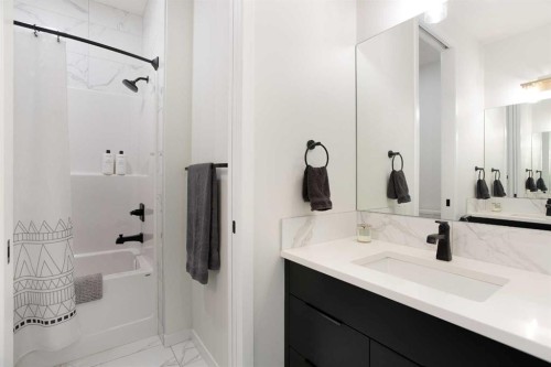 206 Rowley Way Nw, Calgary, AB - Indoor Photo Showing Bathroom