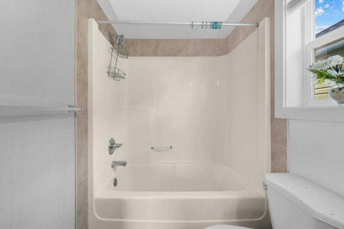 9219 Saddlebrook Drive Ne, Calgary, AB - Indoor Photo Showing Bathroom