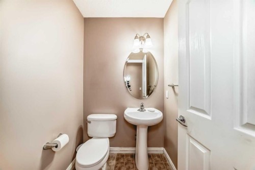 264 Everwillow Green Sw, Calgary, AB - Indoor Photo Showing Bathroom