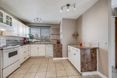 248 Huntcroft Road Ne, Calgary, AB - Indoor Photo Showing Kitchen