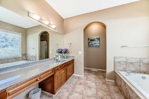 92 Hamptons Drive Nw, Calgary, AB - Indoor Photo Showing Bathroom