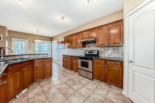 92 Hamptons Drive Nw, Calgary, AB - Indoor Photo Showing Kitchen