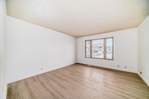 4327 38 Street Ne, Calgary, AB - Indoor Photo Showing Other Room