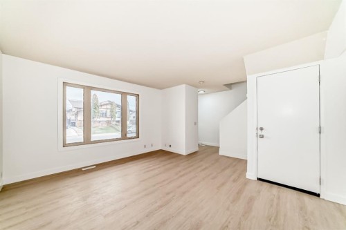 4327 38 Street Ne, Calgary, AB - Indoor Photo Showing Other Room